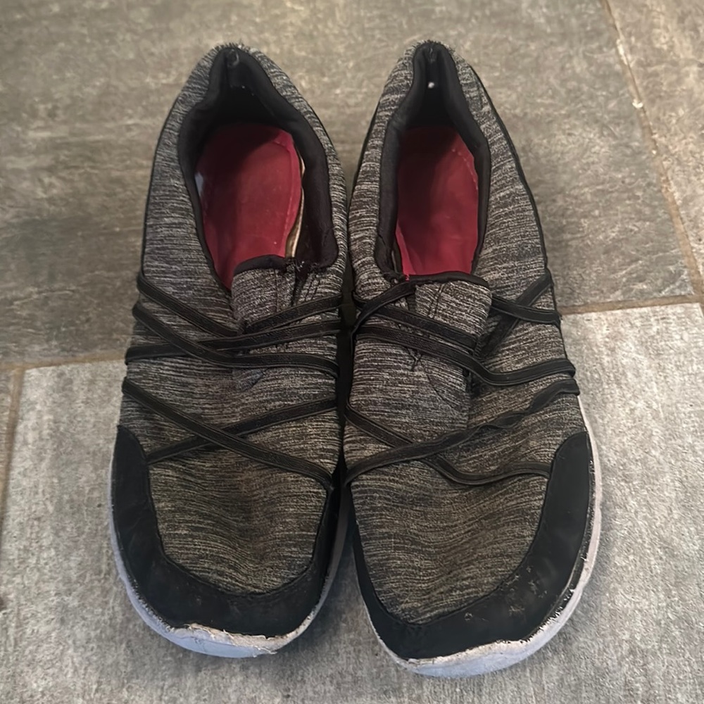 No lace athletic shoe
